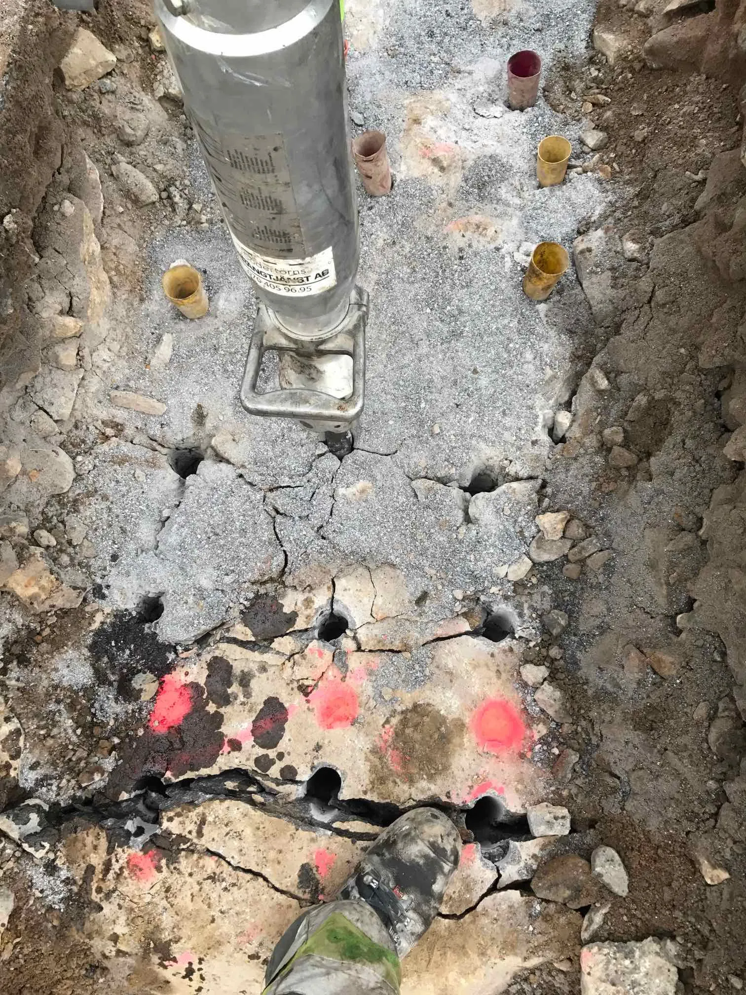 Hydraulisk spräckcylinder nedsänkt i borrhål i berg