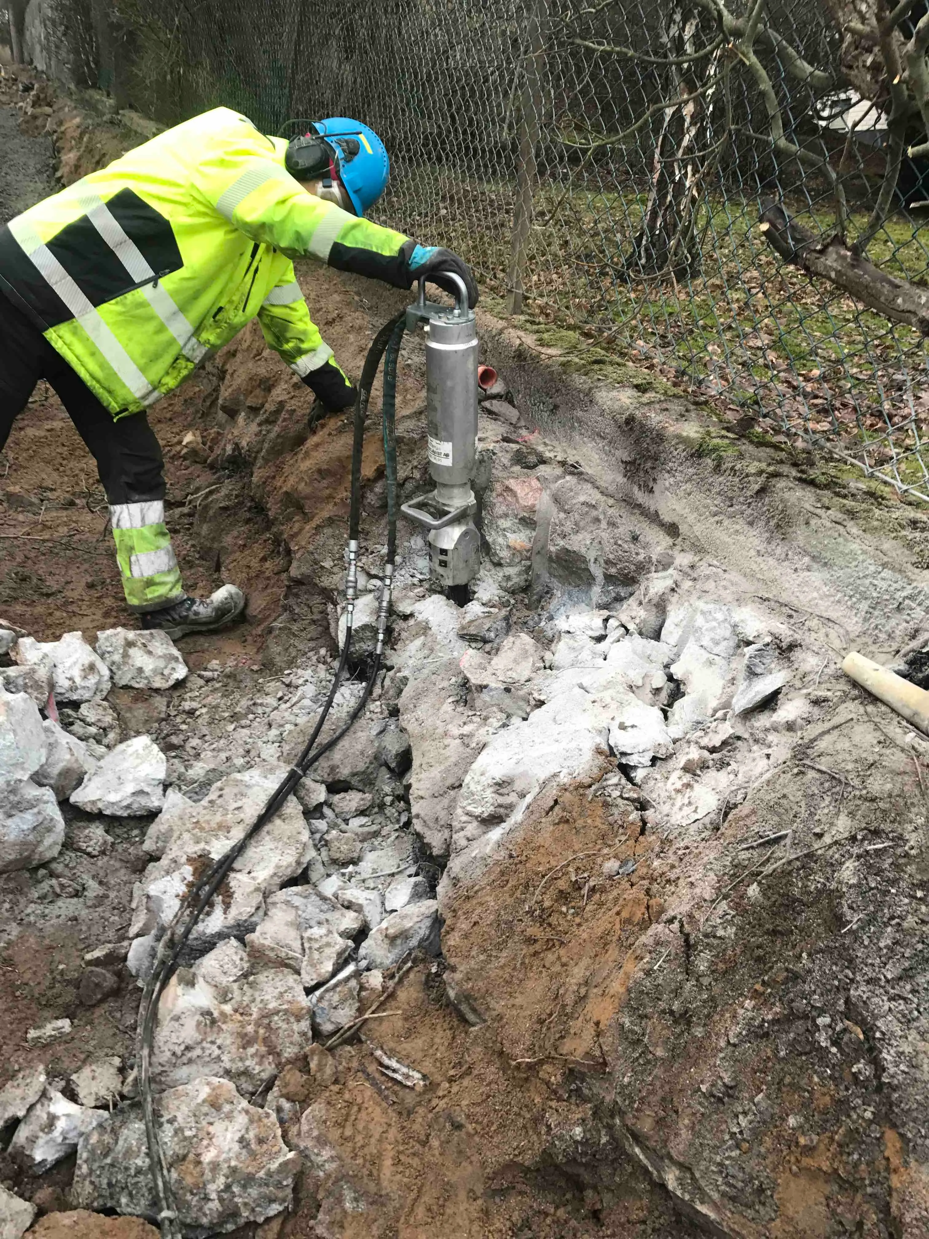 Hydraulisk bergspräckning med spräckcylinder i berg