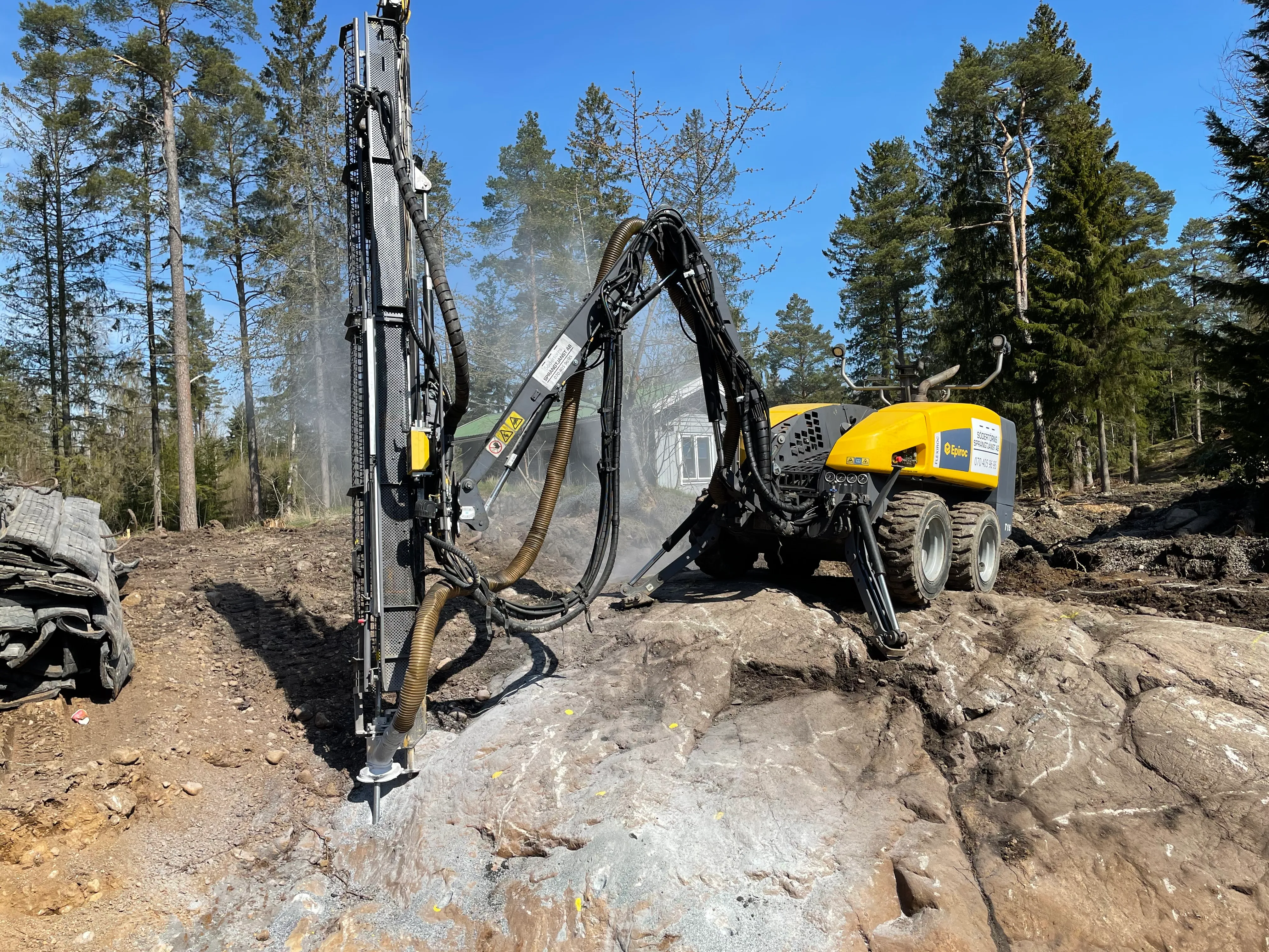 Borrigg borrar i berg intill vatten