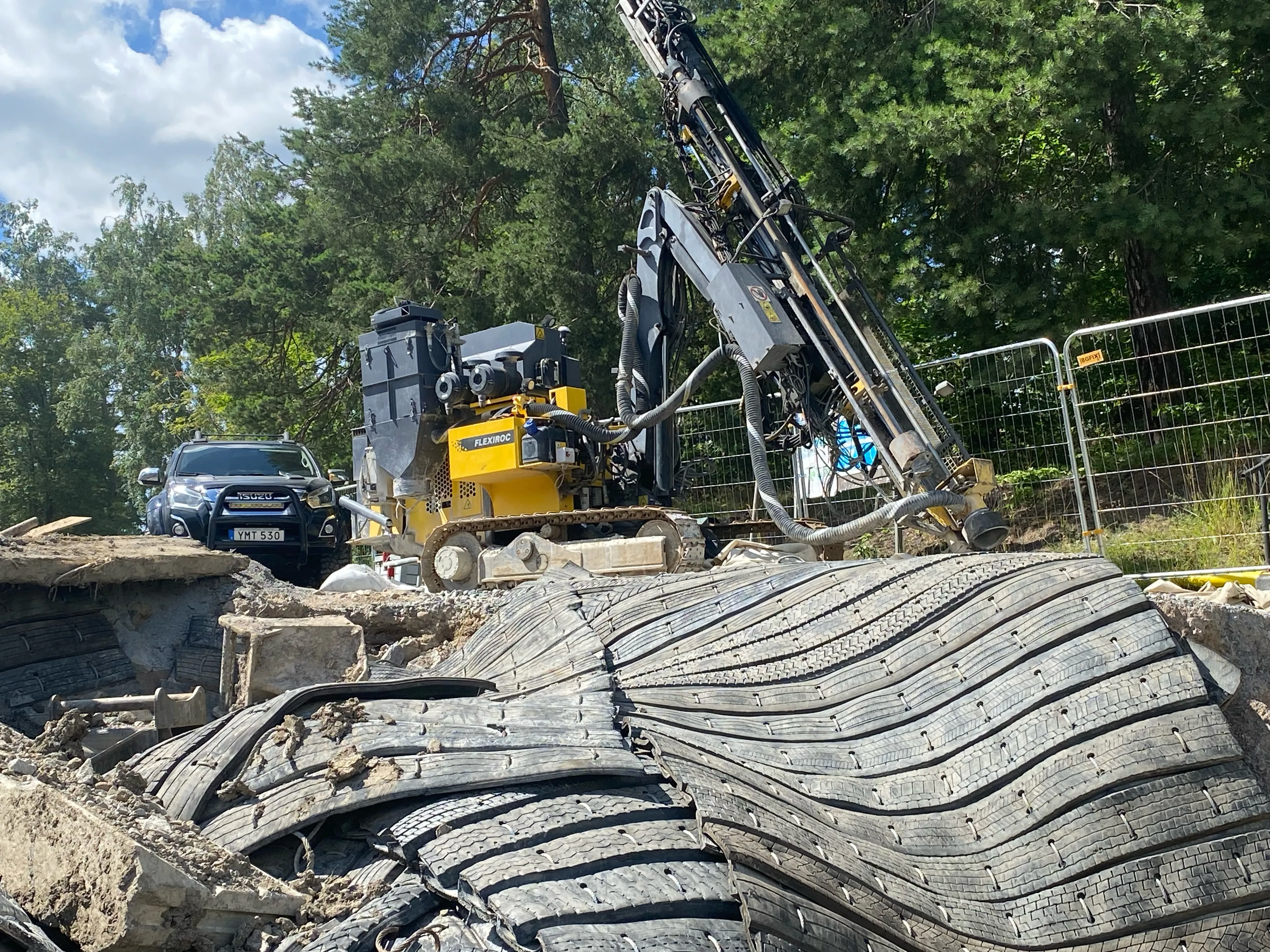 Borrigg på berg med sprängmatta i förgrunden på avspärrat arbetsområde