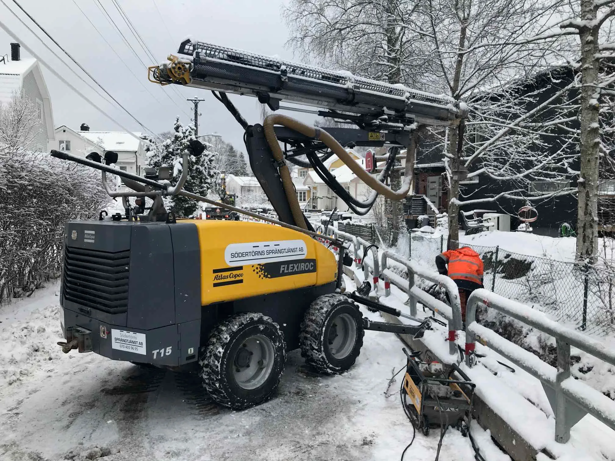 Borrigg märkt Södertörns Sprängtjänst AB i snöig villagata