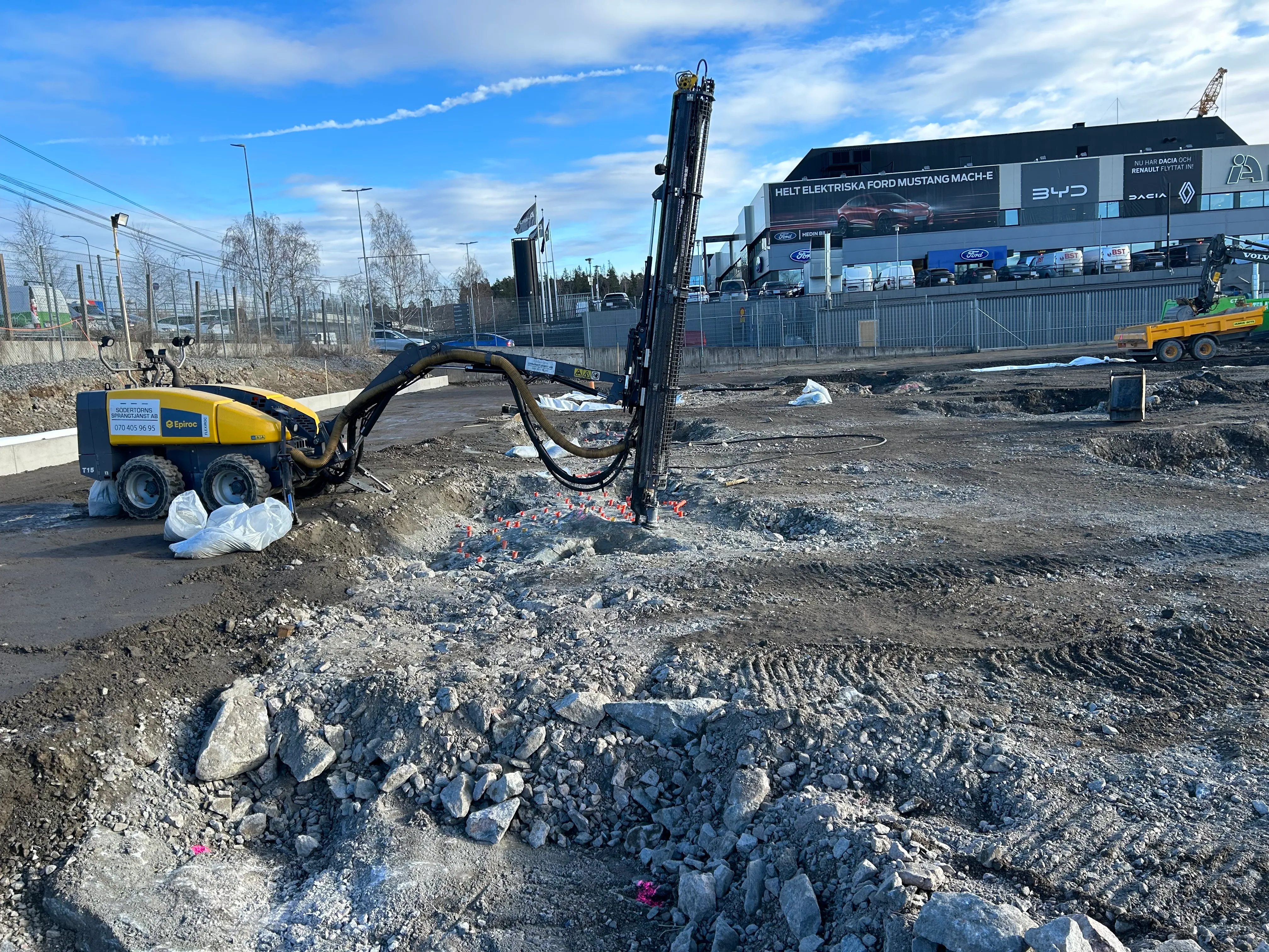 Färdig djup bergschakt mellan byggnader i tätort