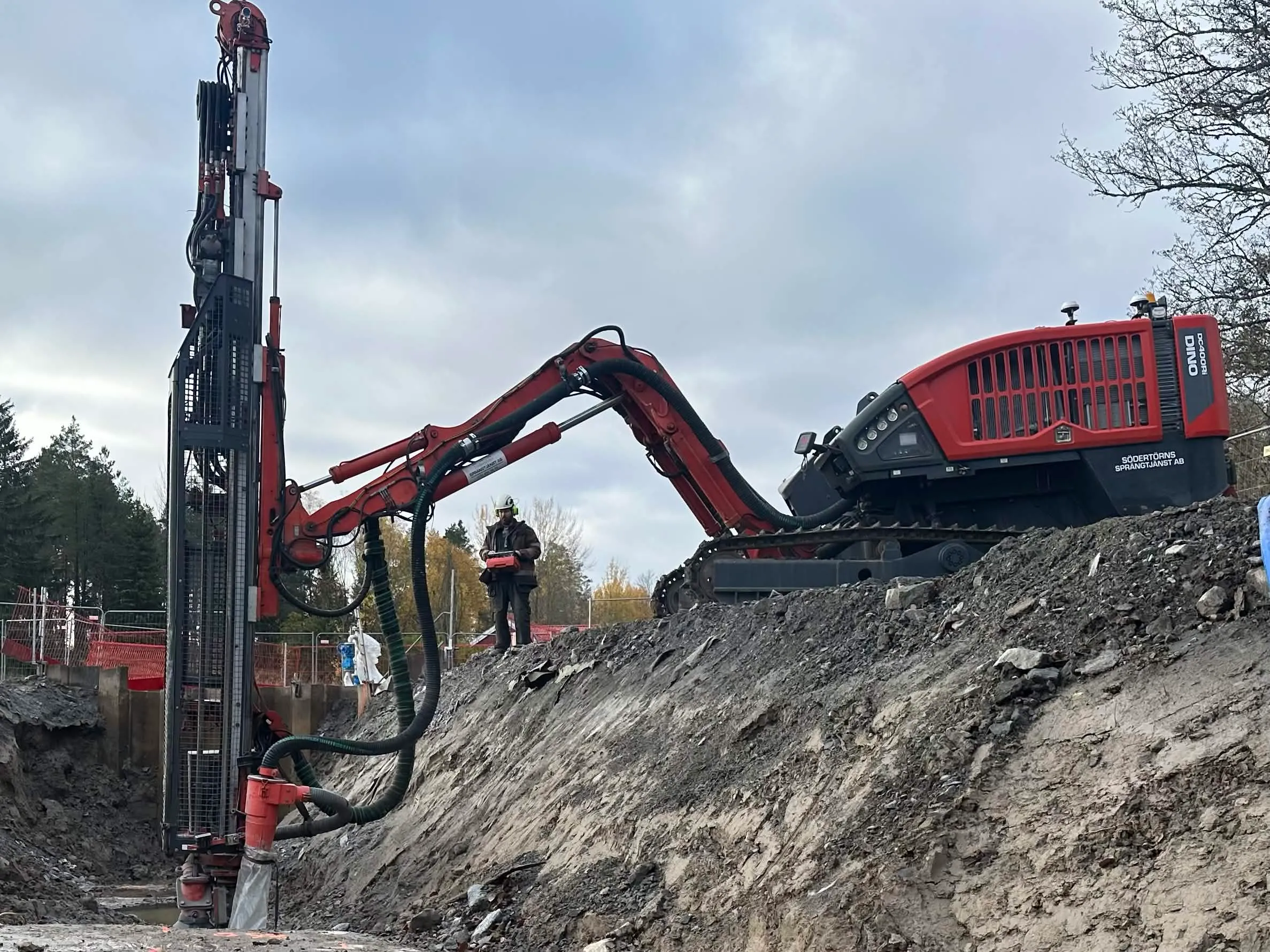 Stor bergsprängning med borrigg i Stockholm
