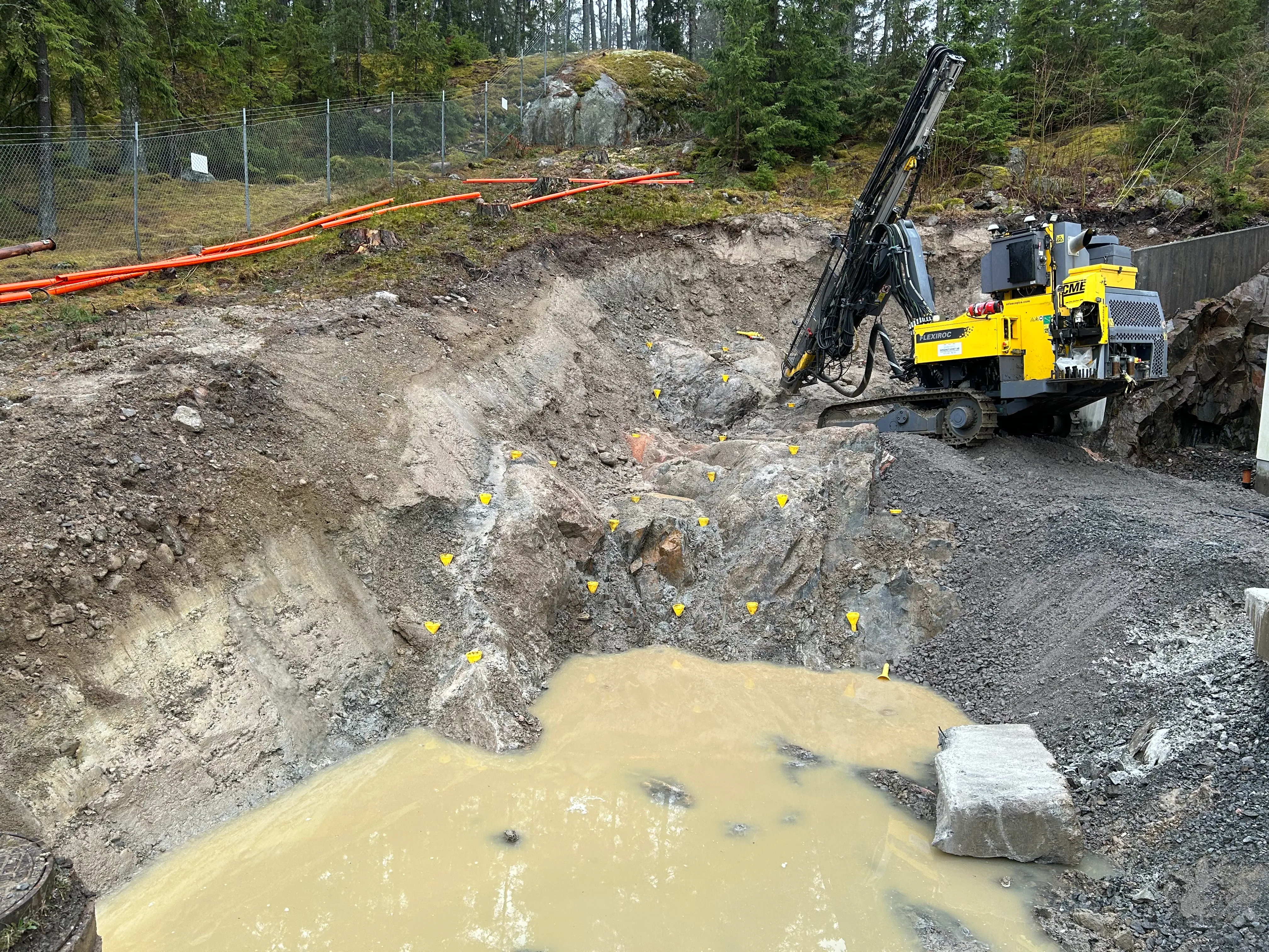 Tomtsprängning av berg vid villatomt med borrigg