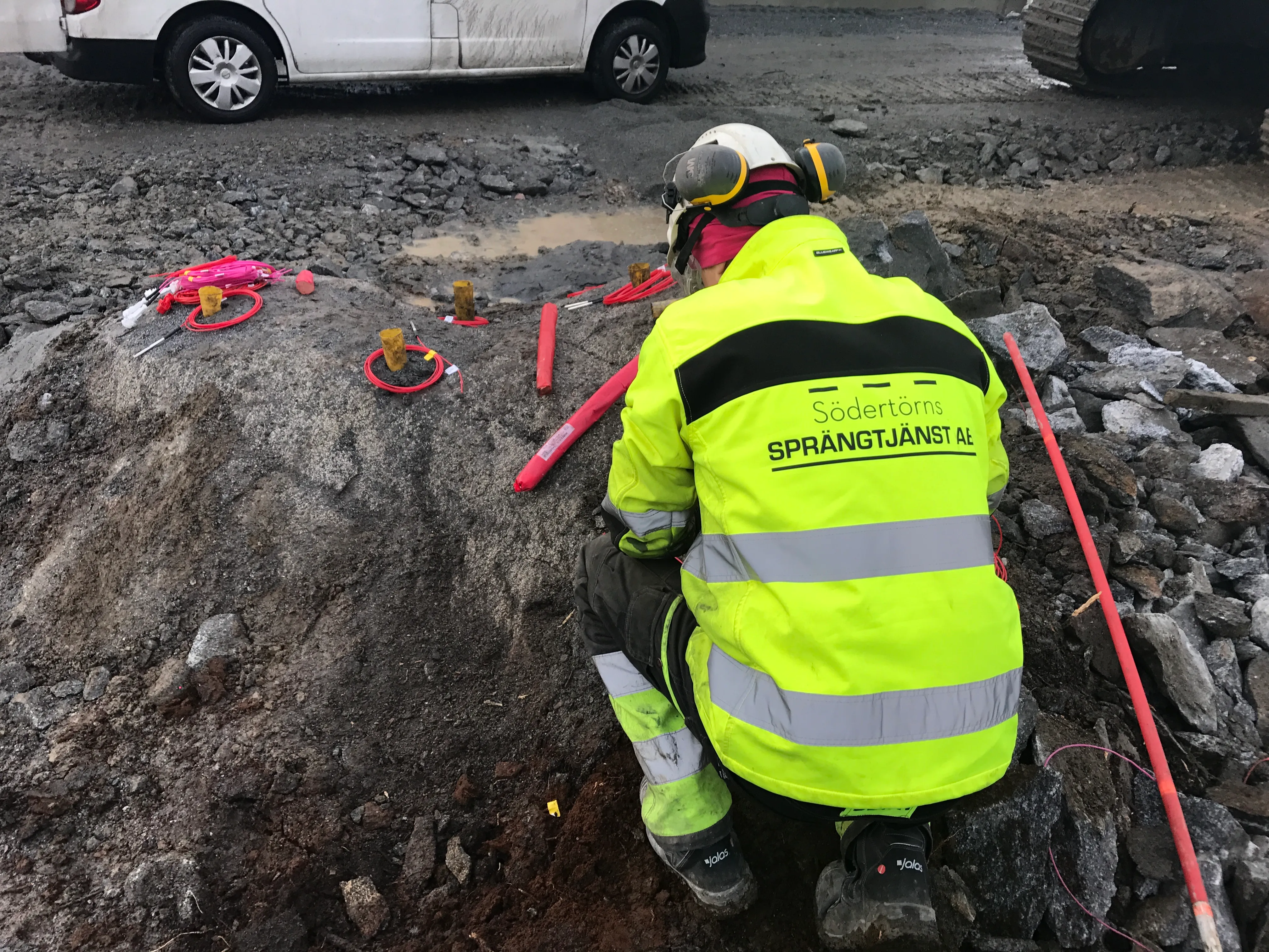 Certifierad bergsprängare kopplar sprängmedel och tändkabel i berg