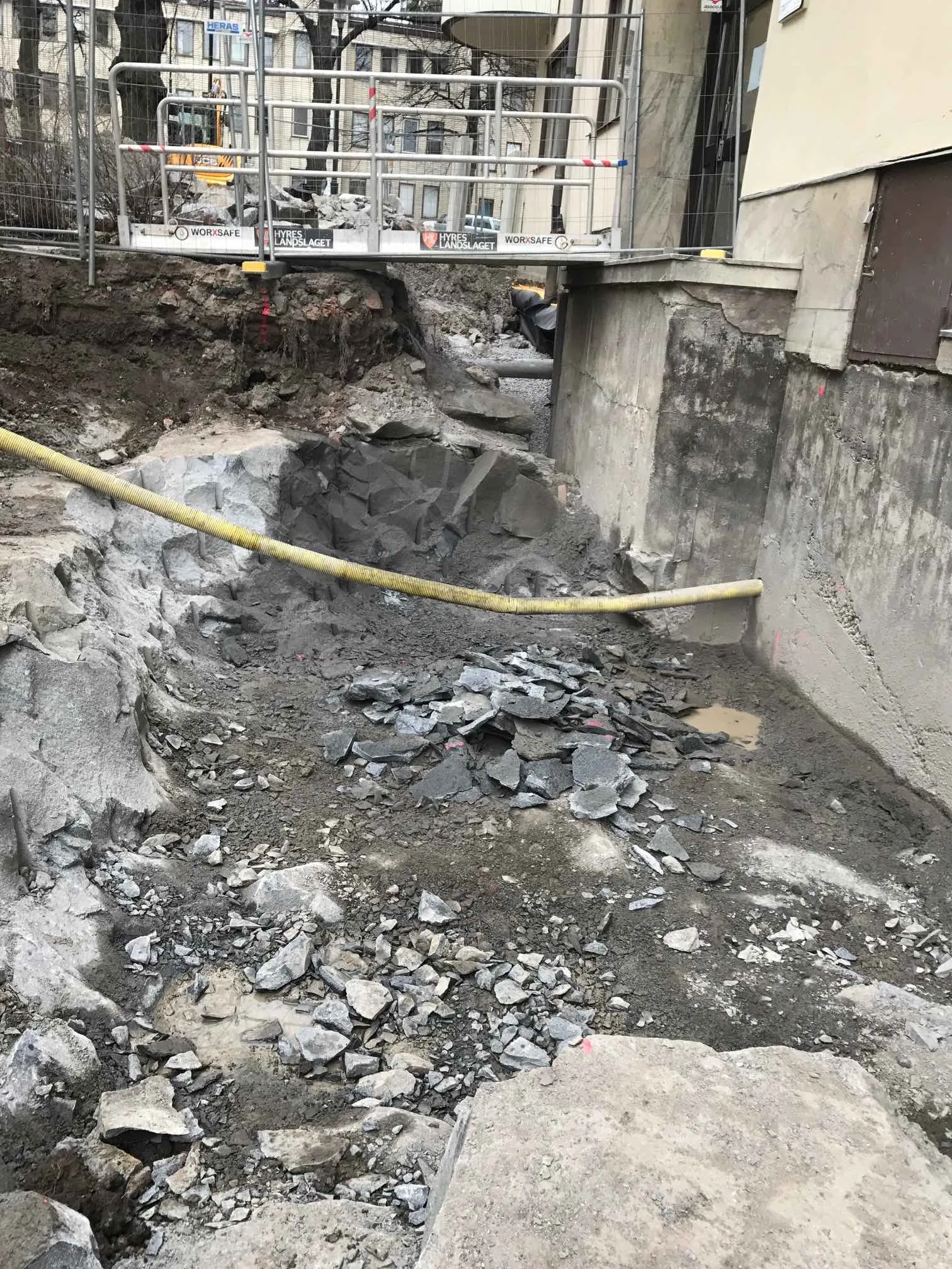 Färdig djup bergschakt mellan byggnader i tätort