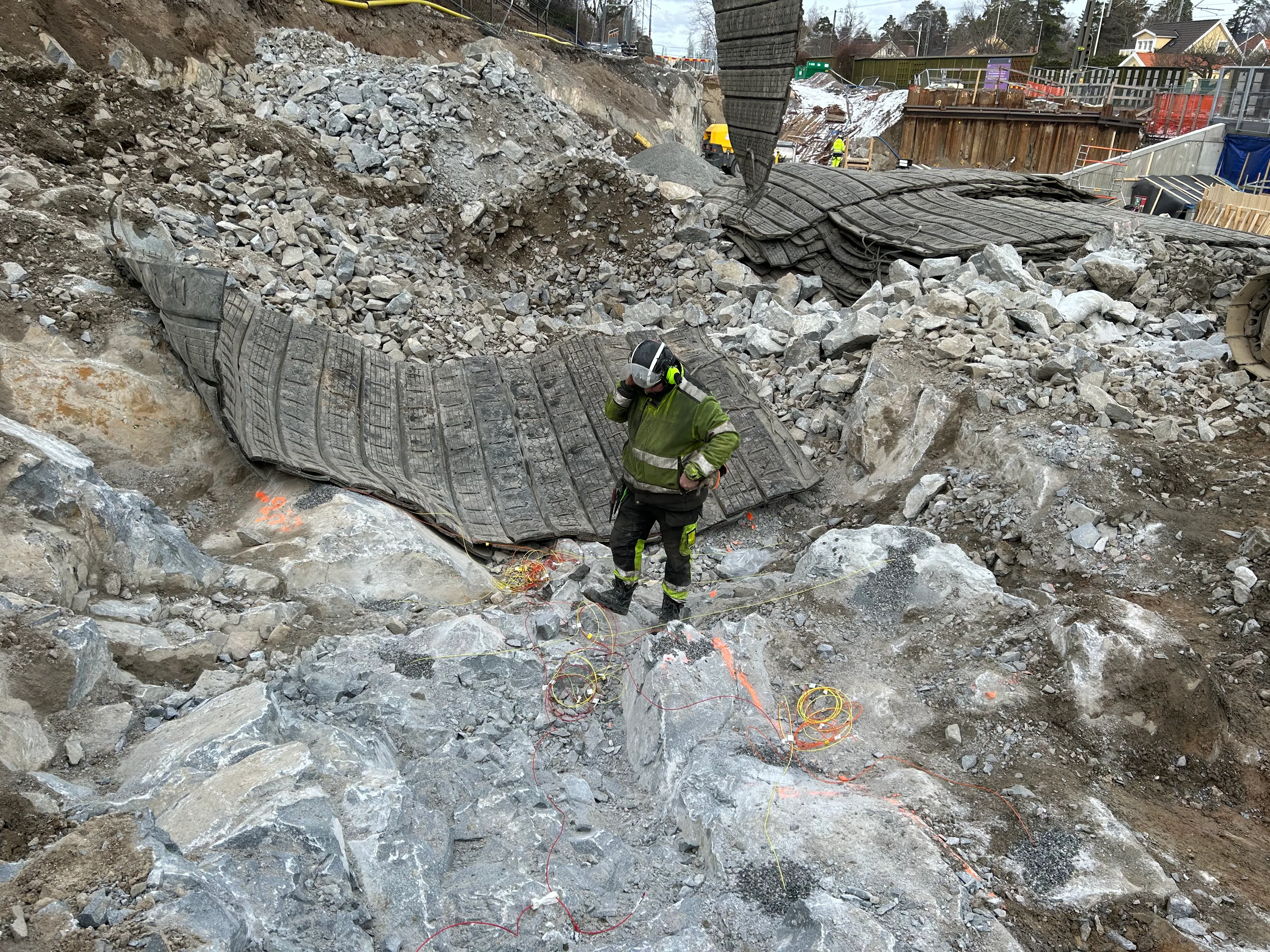 Borrigg och krossutrustning som bearbetar sprängt berg