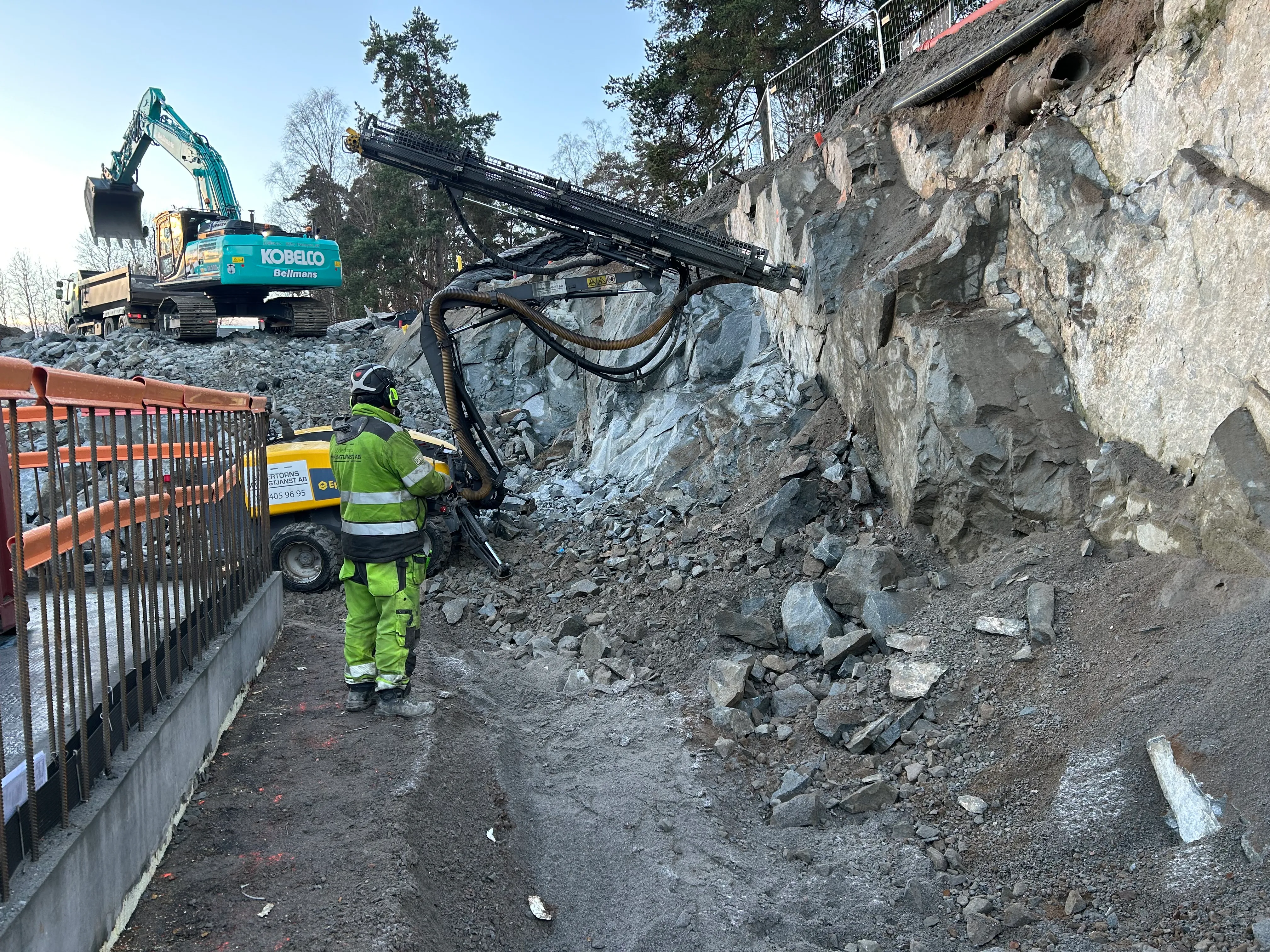 Djup grundläggningsgrop med spont och sprängmattor i tätort