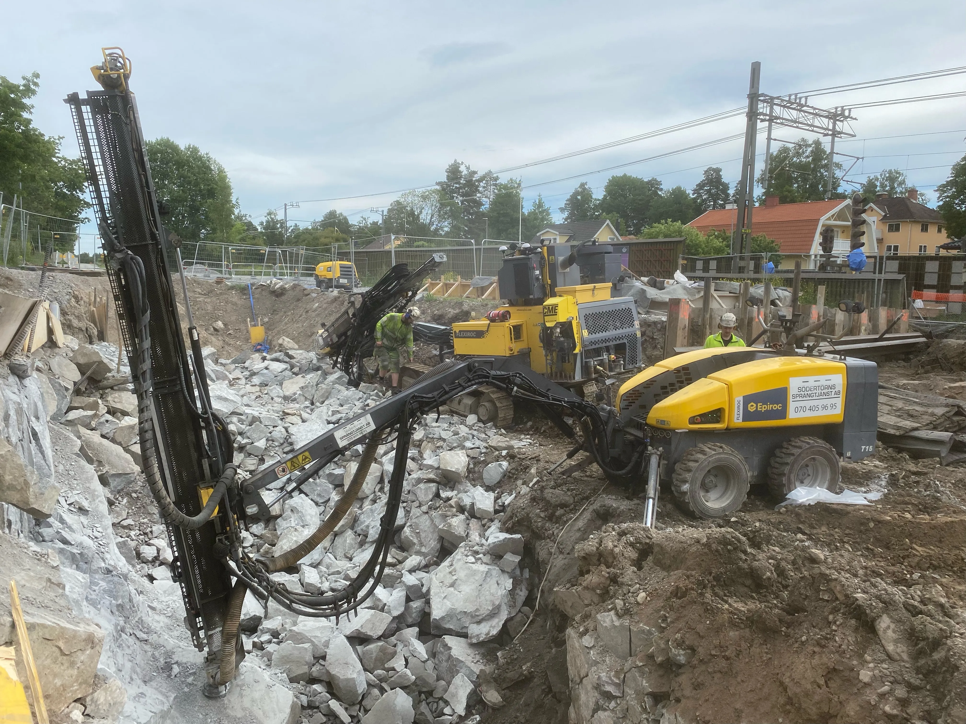 Borrigg och krossutrustning som bearbetar sprängt berg