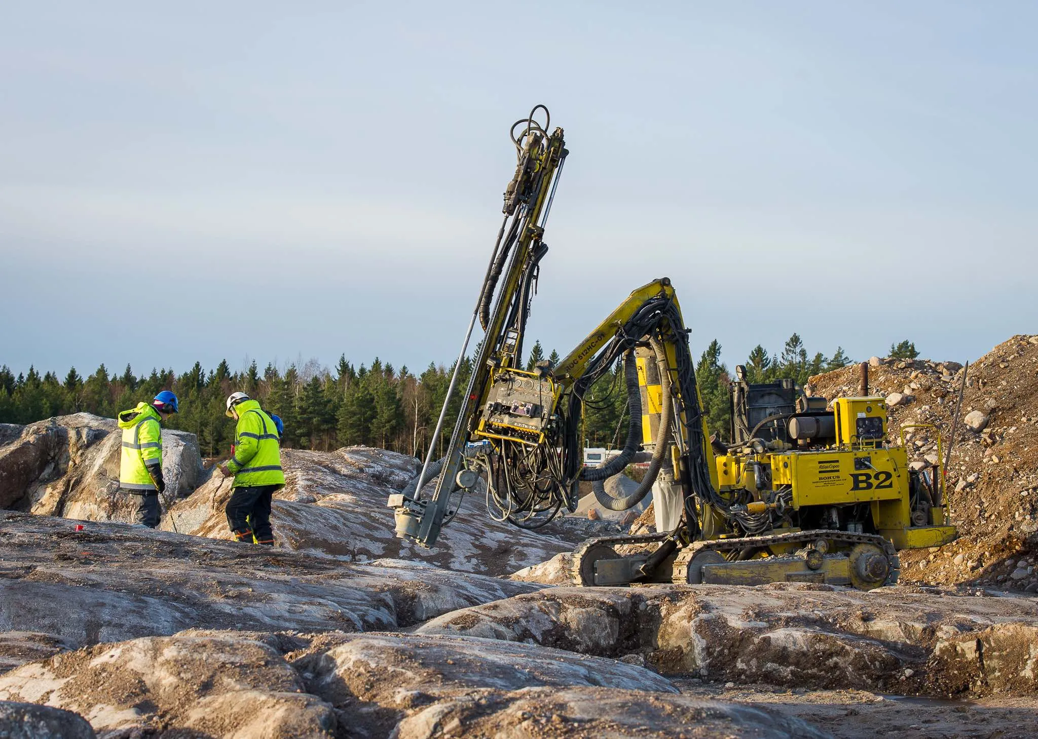 Bergsprängare och borrigg på stort bergsprängningsprojekt i Stockholmsregionen