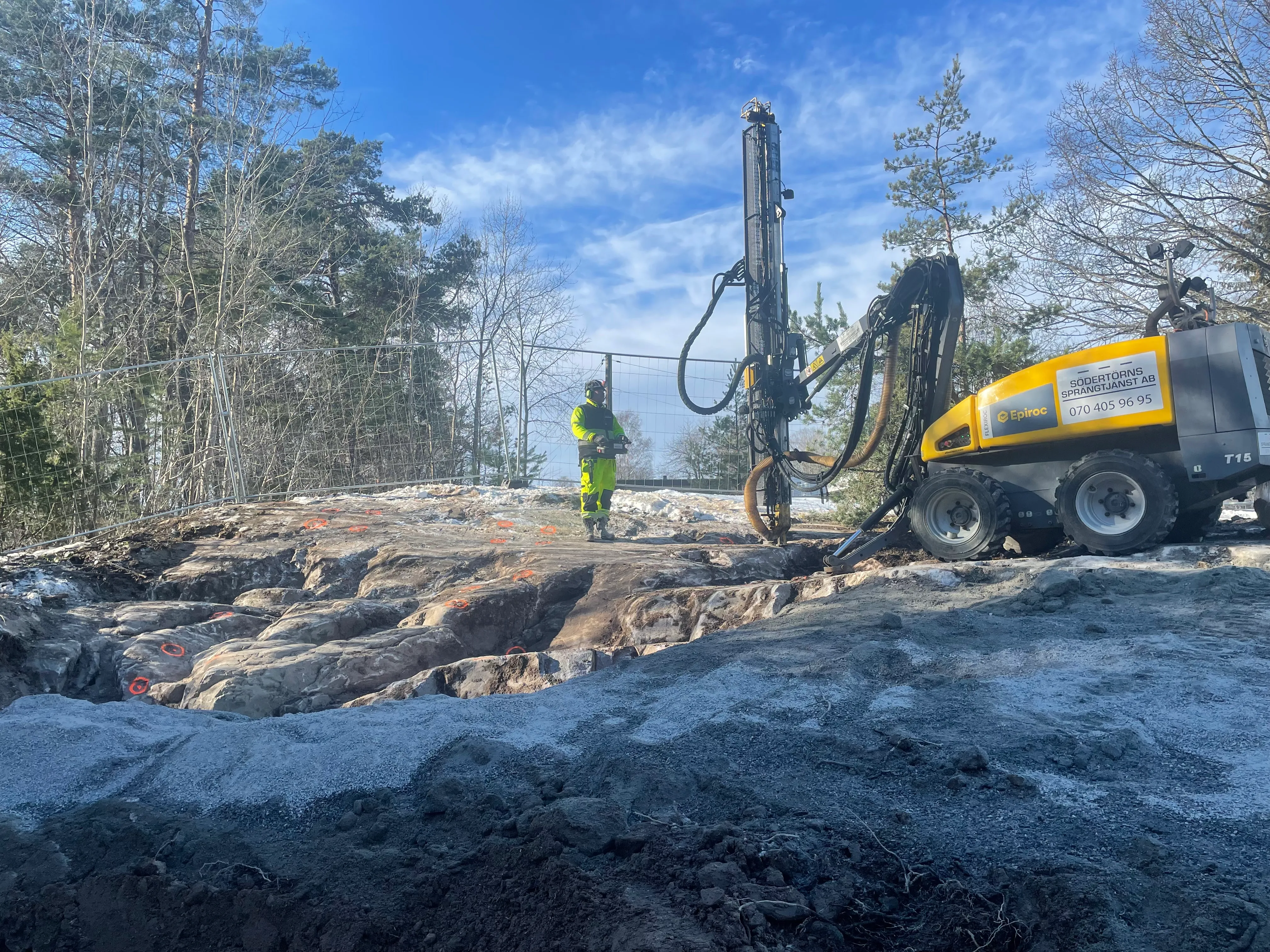 Borrigg märkt Södertörns Sprängtjänst borrar i berg vintertid