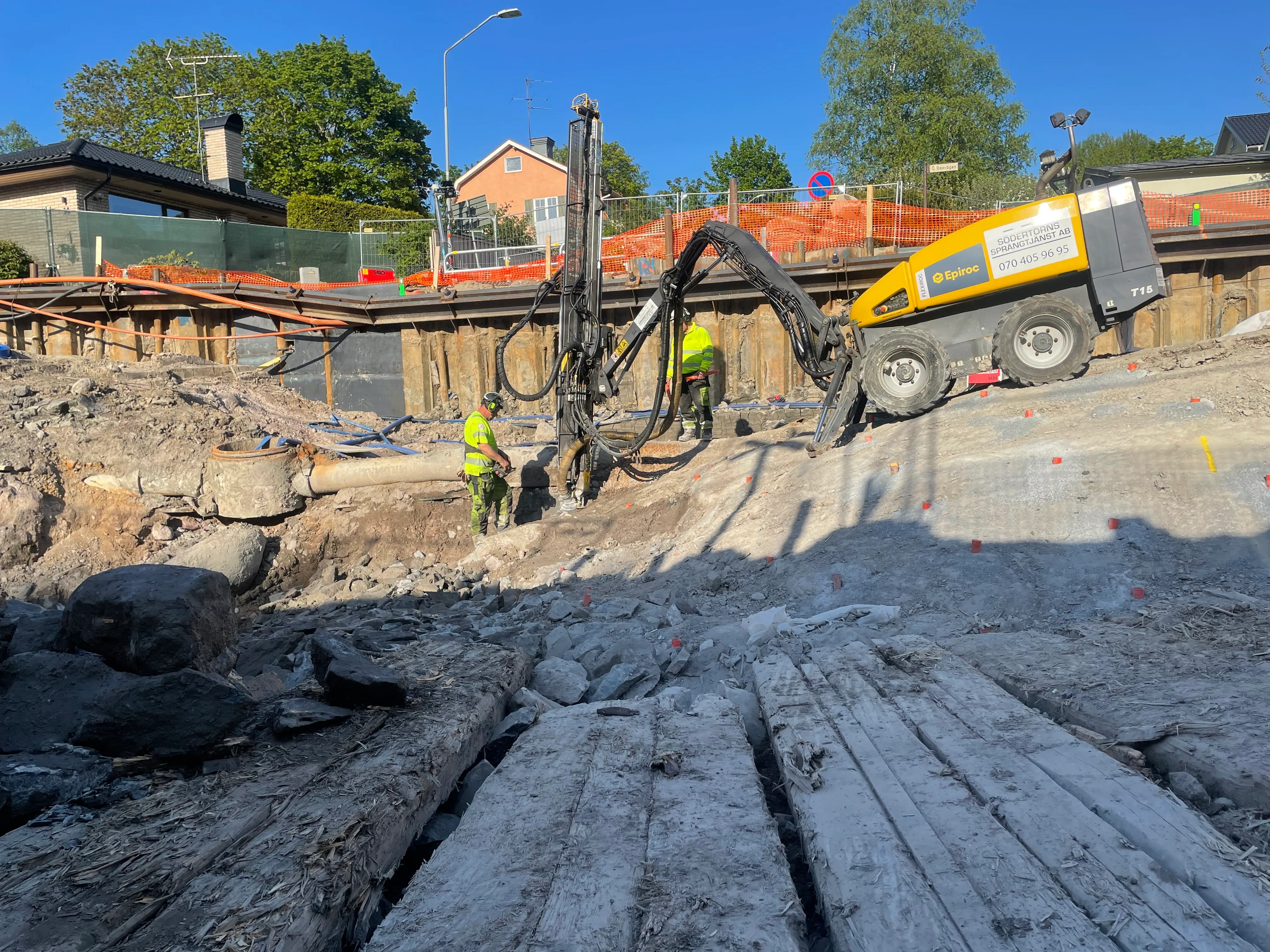 Stort bergsprängningsprojekt i tätort intill järnväg