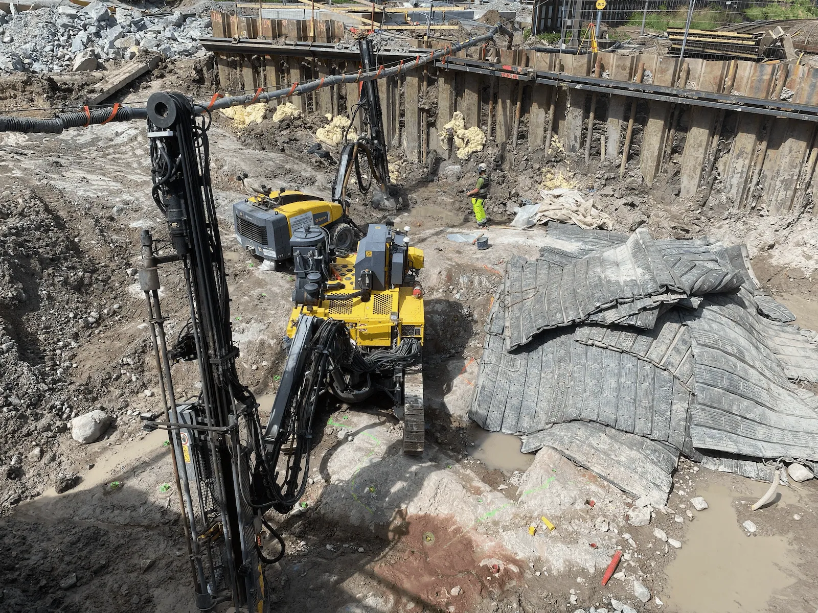 Stor bergsprängning med borrigg i Stockholm
